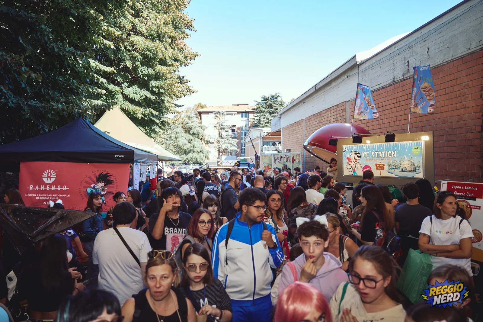 Visitatori e cosplayer nell’area food all’aperto