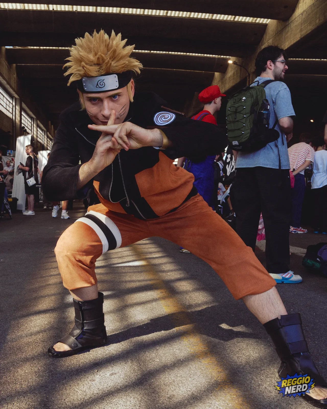 Cosplay di Naruto in posa con il sigillo delle mani