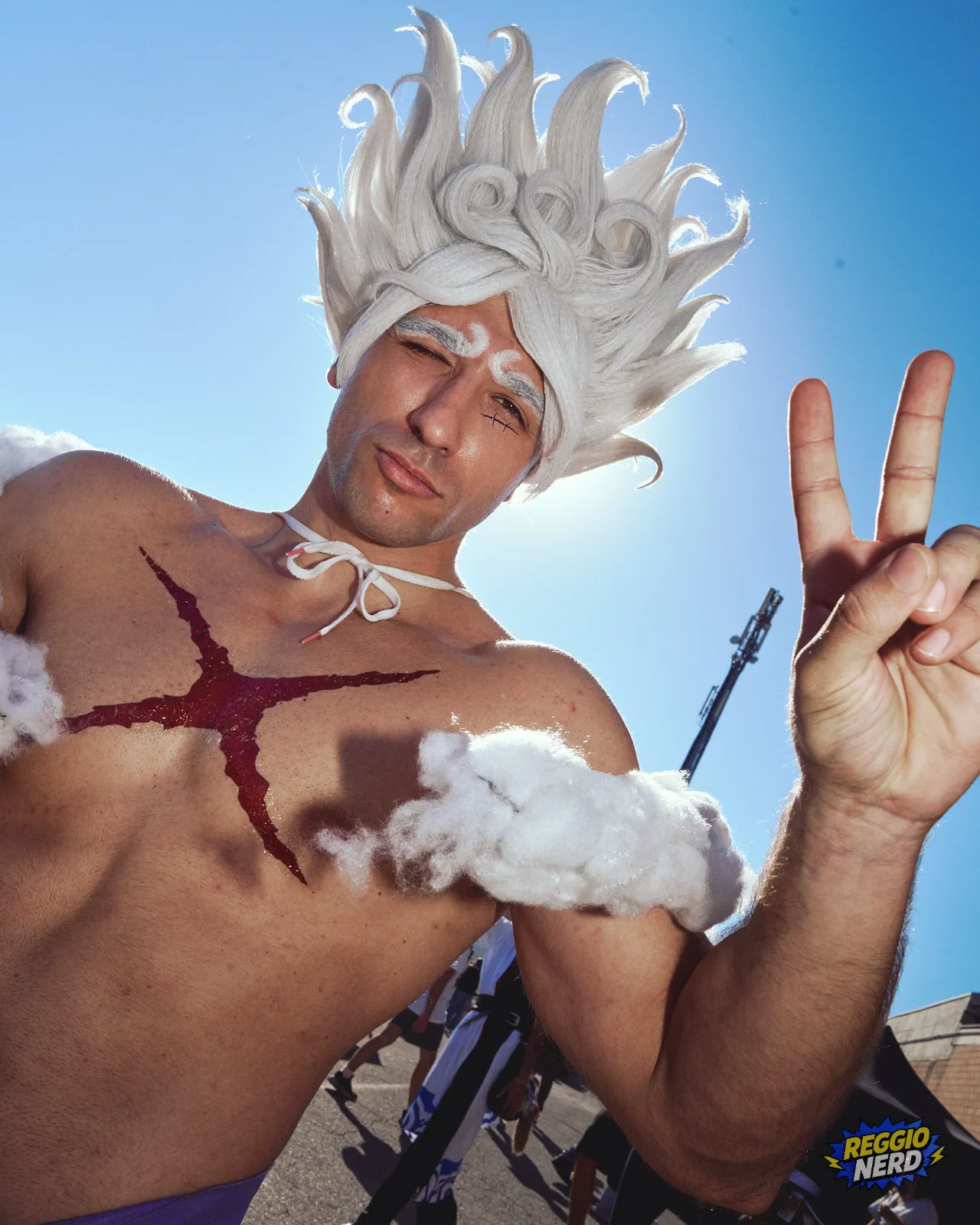Cosplay di Luffy Gear 5 di One Piece che fa il segno della pace