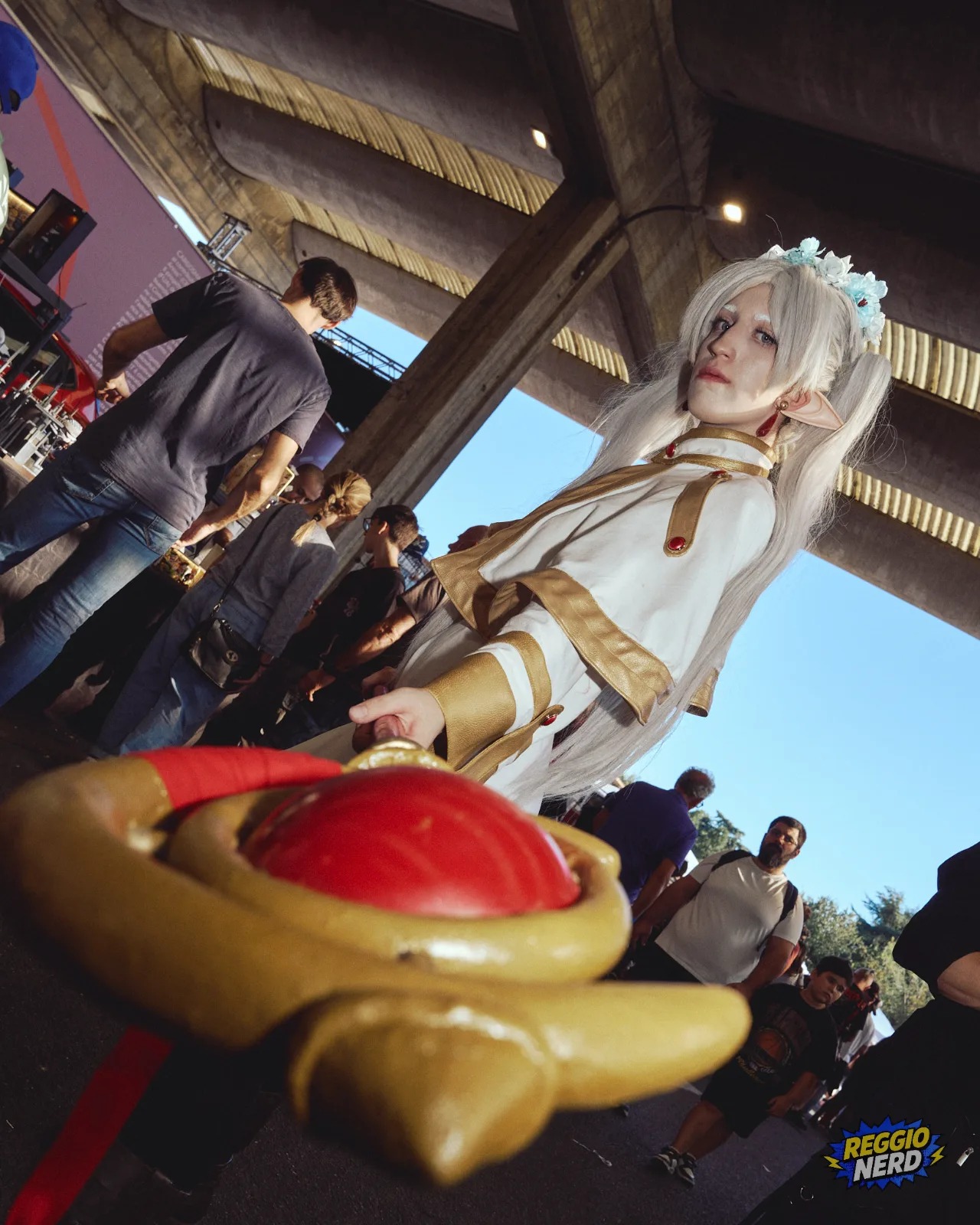 Cosplay di Frieren con il bastone magico