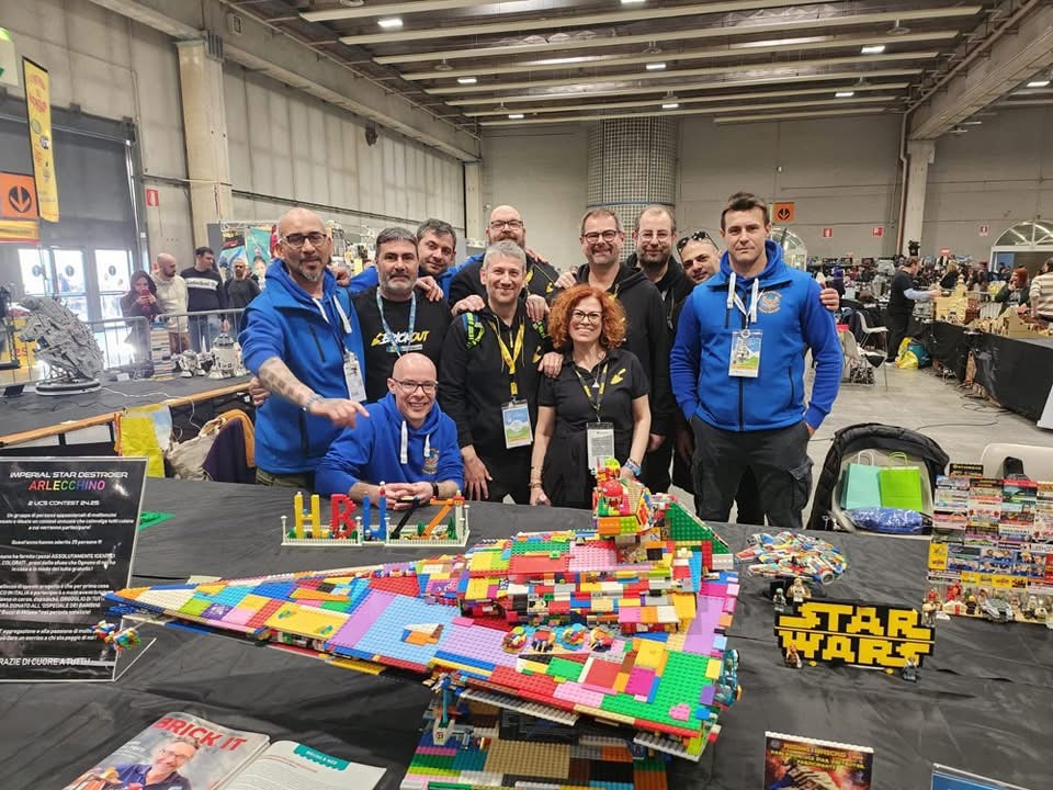 Rising Bricks - team in fiera